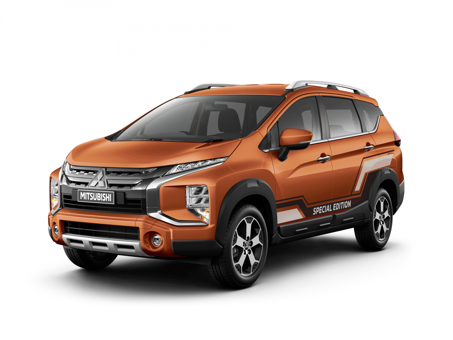 Khách hàng khi mua Xpander hoặc Xpander Cross Special version sẽ được tặng kèm bộ tem ngoại thất thể thao ấn tượng với thiết kế kéo dài theo thân xe cùng dòng chữ “Special EDITION” sẽ giúp tăng tính năng, nổi bật và cá tính cho chủ xe lăn bánh trên mọi cung đường.
