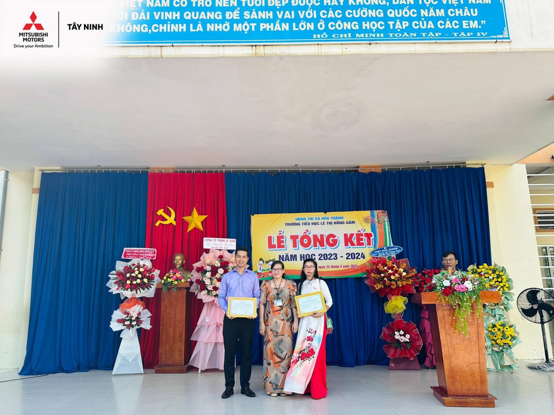 mitsubishi-tay-ninh-tang-1000-quyen-tap-cho-2-truong-tieu-hoc-tai-xa-hiep-tan (1)