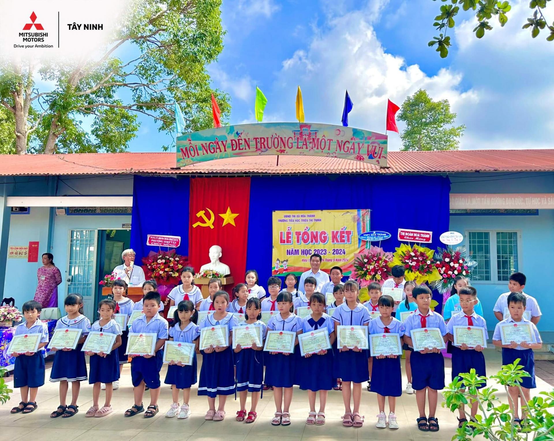 mitsubishi-tay-ninh-tang-1000-quyen-tap-cho-2-truong-tieu-hoc-tai-xa-hiep-tan (2)