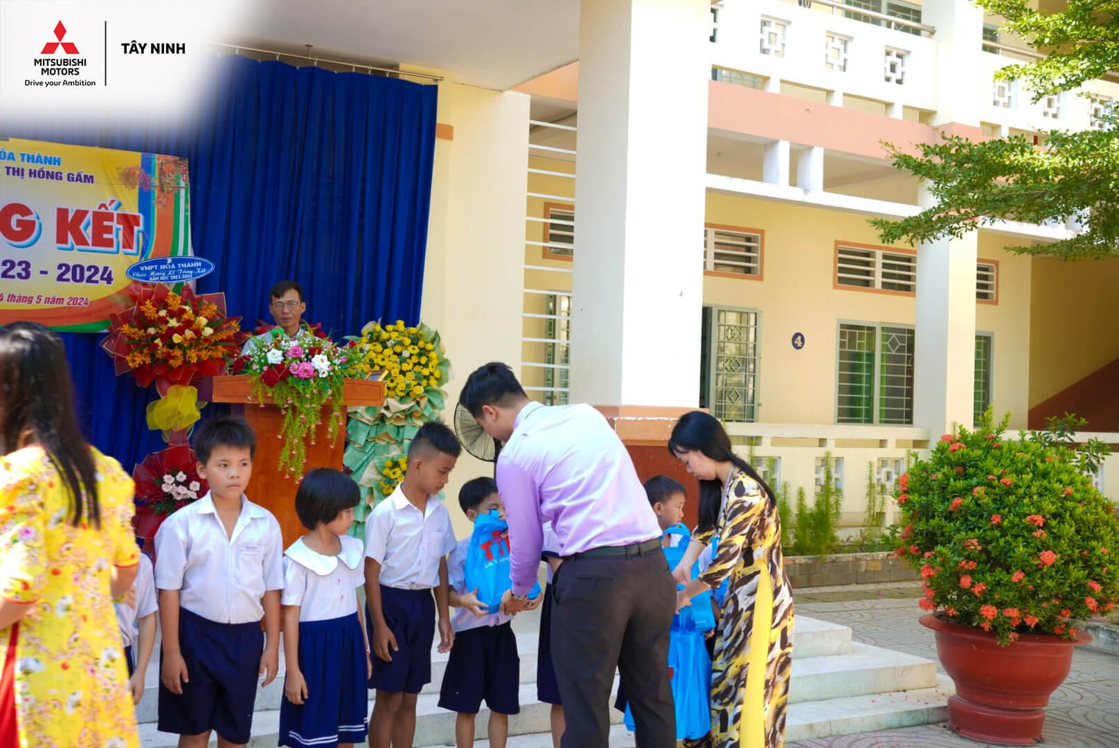 mitsubishi-tay-ninh-tang-1000-quyen-tap-cho-2-truong-tieu-hoc-tai-xa-hiep-tan (4)