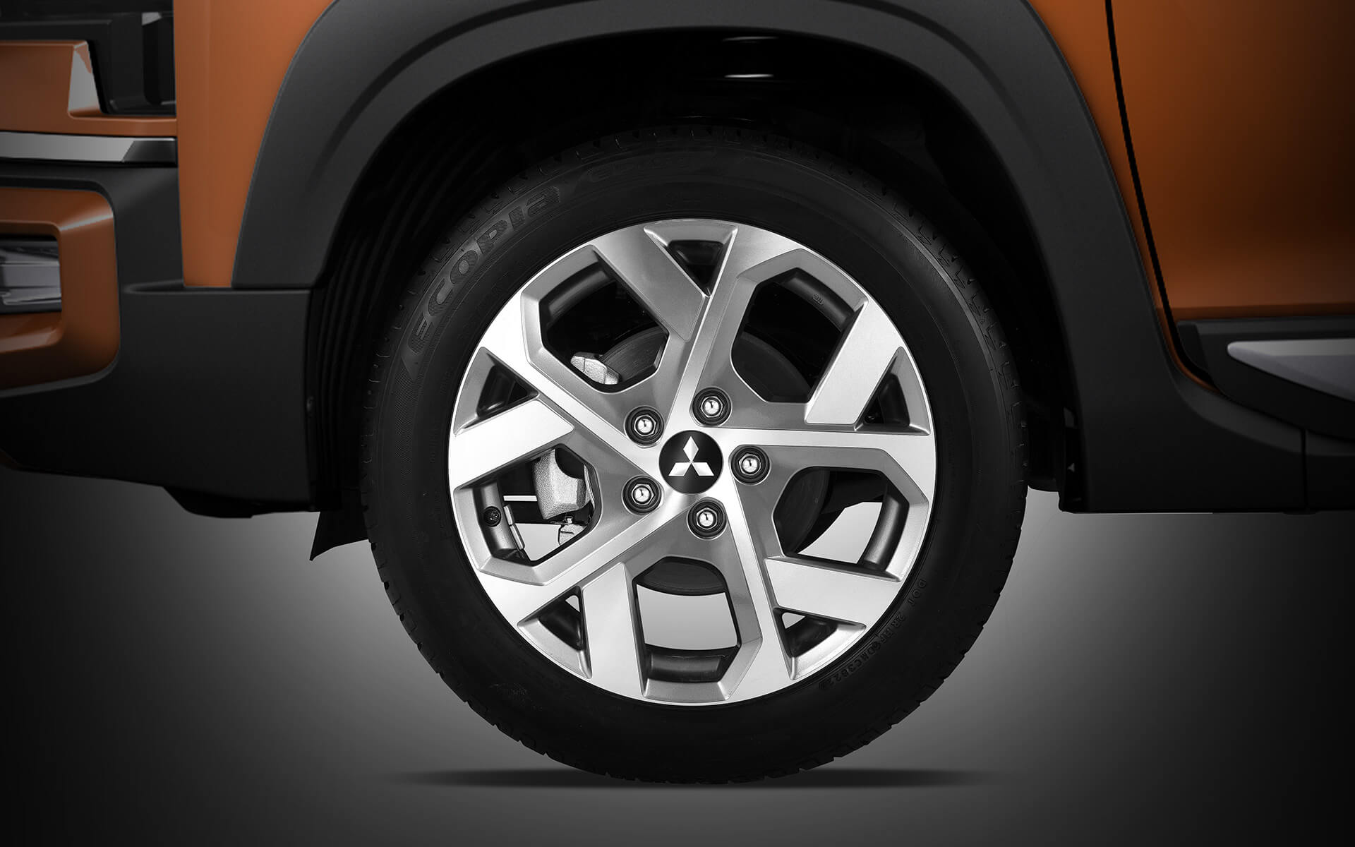 Chất SUV của Xpander Cross 2023 được thể hiện qua mâm hợp kim cứng cáp 17 inch, thiết kế 5 chấu kép hình chữ Y với 2 tông màu tương phản, gia tăng sự vững chãi cho tổng thể chiếc xe, khoảng sáng gầm 225 mm cao nhất phân khúc giúp xe dễ dàng vượt qua những địa hình khó khăn hay ngập nước
